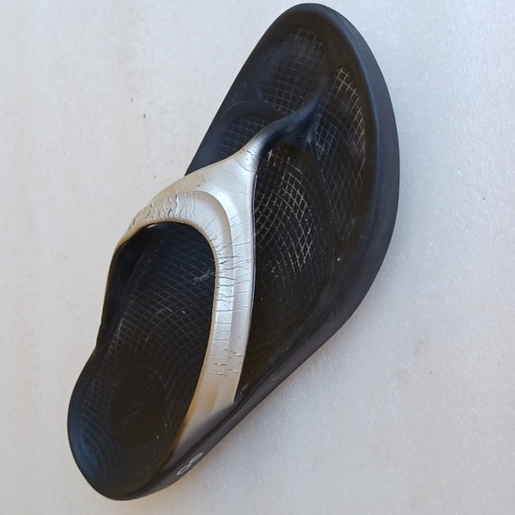 Oofos Mens Black and Silver Flip Flops Super Comfortable - Picture 2 of 5